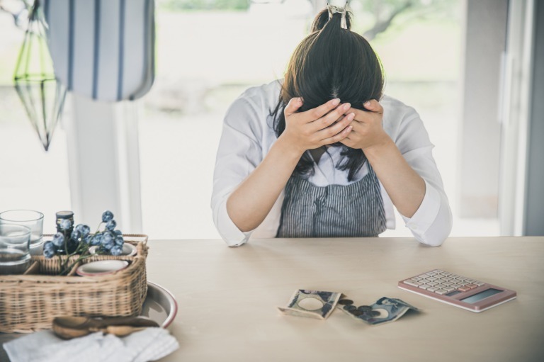 家計に困惑する女性