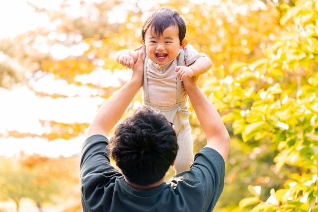 子供をあやす父親