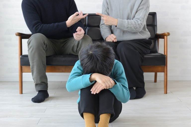 喧嘩する夫婦と子ども